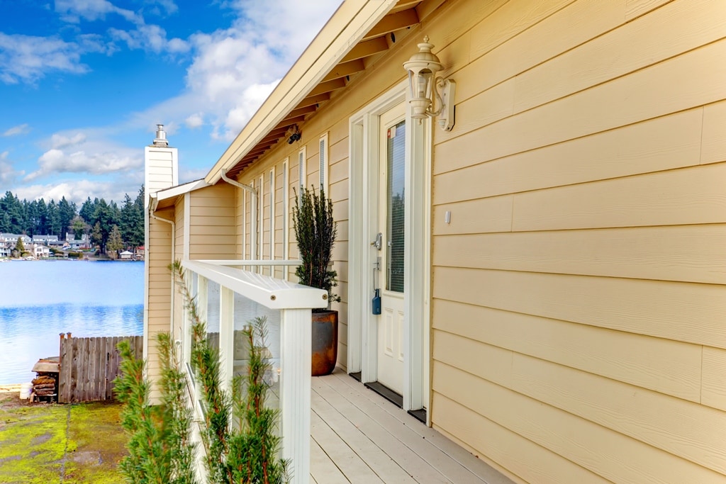 Siding house wiht front deck